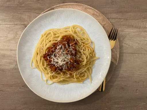 Aksamitne Bolognese z Passatą: Poznaj przepis mistrzów!