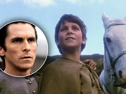 Christian Bale som ung i Mio min Mio, bredvid en vit häst.