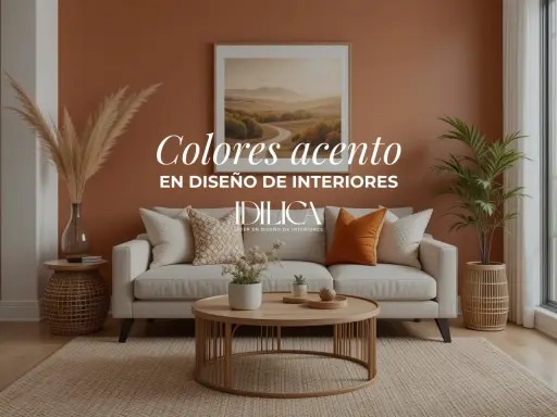 Sofá beige con cojines decorativos, uno de ellos naranja como **color acento**, en una sala de estar cálida.