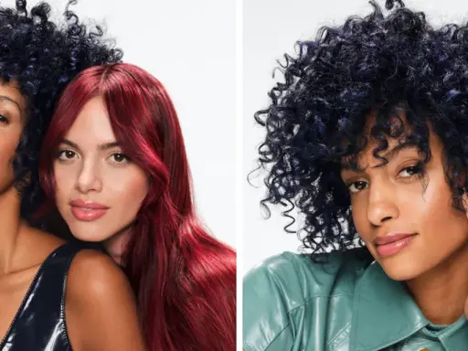 Zwei Frauen mit auffälligen Frisuren. Eine hat tiefrote, glatte Haare, die andere hat voluminöse, dunkelblaue Locken. Beide zeigen das Ergebnis von **Haare colorieren**.