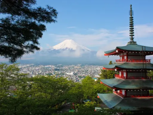 Widok na górę Fudżi i pagodę Chureito, jedno z najpiękniejszych miejsc w Japonii.
