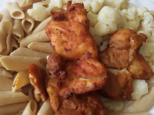 Penne z kurczakiem w przyprawach i kalafiorem. Zdrowe i smaczne danie, idealny obiad dla cukrzyka.