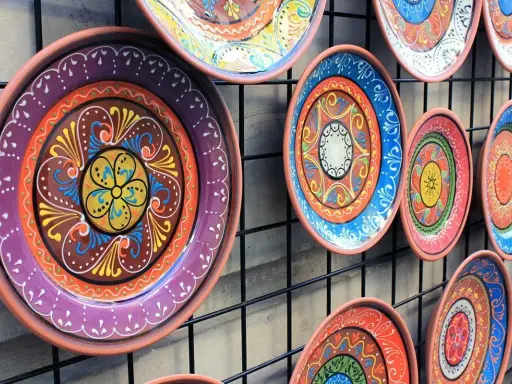 Kolorowe, ręcznie malowane talerze ceramiczne, idealne jako pamiątka – co przywieźć z Hiszpanii.
