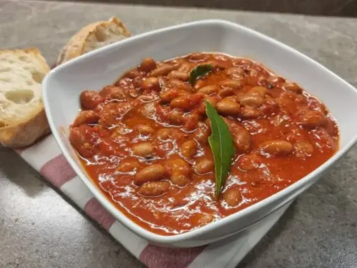 Un piatto di fagioli alla Bud Spencer, saporiti e fumanti, accompagnati da pane casereccio.