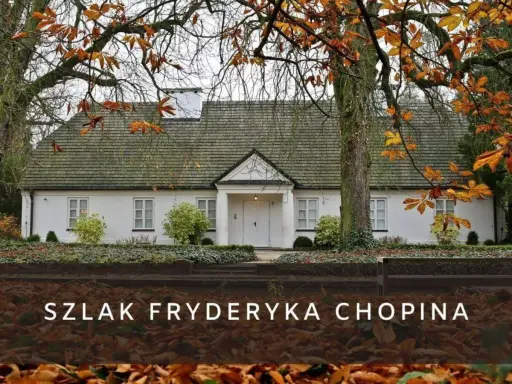 Dom, gdzie mieszkał Fryderyk Chopin, otoczony jesiennymi liśćmi.