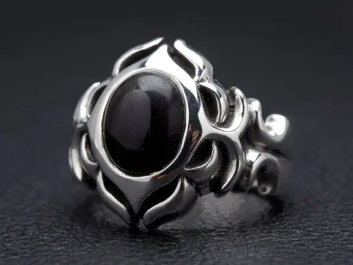 Anello uomo con pietra nera, simbolo di forza e mistero. Il suo significato è profondo.