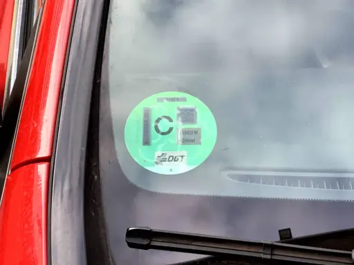 Etiqueta ECO C en el parabrisas de un SEAT Ateca, indicando que es un vehículo diésel Euro 6.