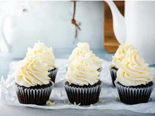 Mörka chokladmuffins med fluffig vaniljfrosting, perfekt för ett enkelt frosting recept.