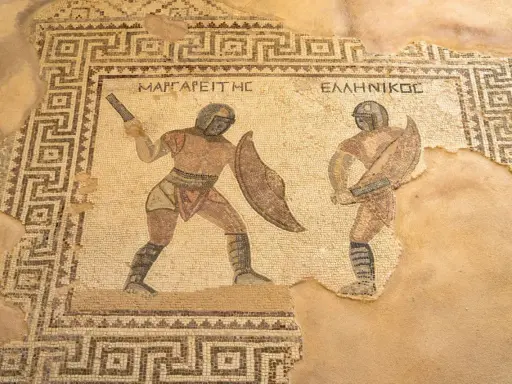 Antikes Mosaik zeigt zwei Gladiatoren im Kampf, eine Szene aus dem römischen Reich.