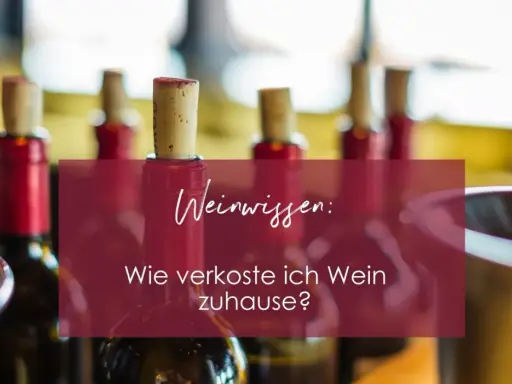 Flaschen mit Korken und Gläser im Hintergrund. Der Text "Weinwissen: Wie verkoste ich Wein zuhause?" erklärt die Bedeutung der Weinverkostung.