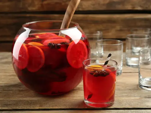 Aromaticzny poncz z pomarańczą i gwiazdkami anyżu, idealny na zimowe wieczory. Ten przepis na poncz zachwyci każdego!