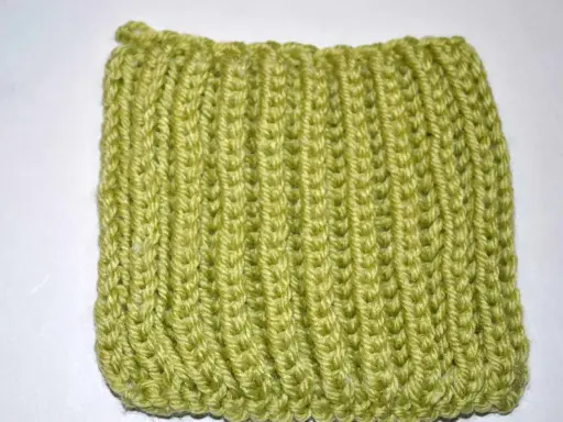 Muestra de tejido verde lima con puntada brioche, creando un patrón acanalado y texturizado.