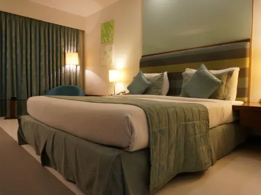 Ideas de iluminación para dormitorio de matrimonio: cama acogedora con lámparas de noche y cortinas verdes.