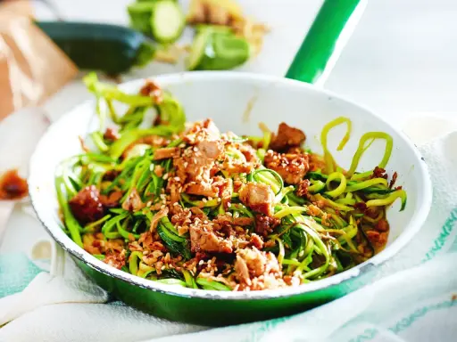 Zucchini-Nudeln mit Tofu und Sesam in einer Pfanne, ein leckeres low carb vegetarisch Gericht.