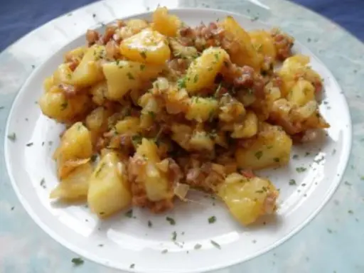 Herzhaftes Kartoffelgericht mit Speck und Petersilie, perfekt als deftiges Essen am Aschermittwoch.
