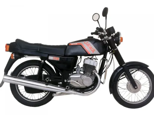 Czarna Jawa 350 TS Twin Sport, klasyk z lat 80. z silnikiem o mocy ok. 26 KM, gotowa na nowe przygody.