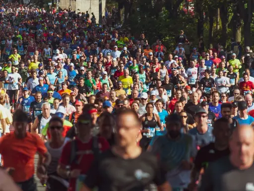 Tysiące biegaczy na maratonie. Taka impreza masowa od ilu osób? Od kilkuset, a tu są ich tysiące!