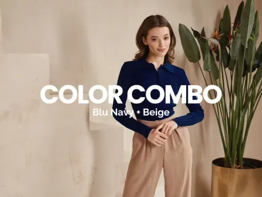 Modello con maglia blu navy e pantaloni beige. Il color combo beige e azzurro stanno bene insieme, creando un look elegante.