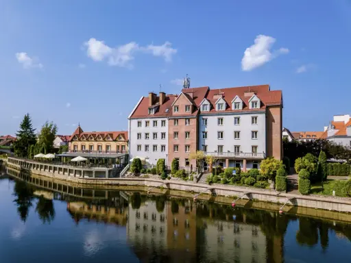 Idealne miejsce, gdzie na Mazury we dwoje. Hotel nad wodą z tarasem i pięknym widokiem.