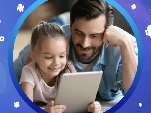 Ojciec i córka patrzą na tablet. Dowiedz się, jak zablokować internet w telefonie dziecka, by zapewnić mu bezpieczeństwo online.