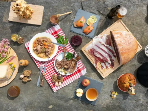 Un festin de spécialités pyrénéennes : charcuterie, fromages, gibier, pain, miel, et douceurs.