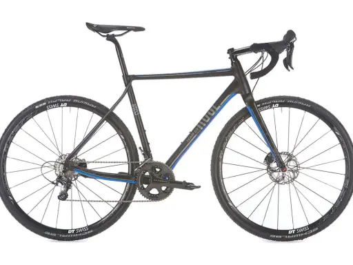Schwarzes Rose Team DX Cross Rennrad mit blauen Akzenten und Schwalbe Reifen.