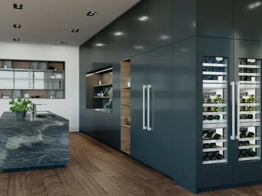 Moderne Küche mit Marmor-Insel und zwei Liebherr Hydro Breeze Weinkühlschränken, gefüllt mit Wein.
