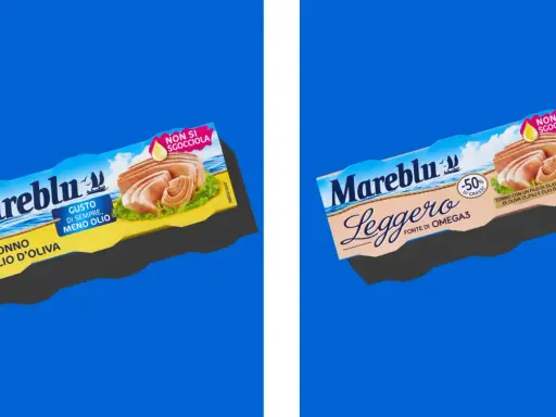 Due scatolette di tonno Mareblu, una all'olio d'oliva e l'altra "Leggero", con immagini di questa specie di tonno.