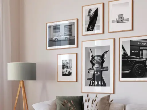 Galería de arte de pared con estilo: un coche clásico, una surfista, un perro con un arma y un coche de lujo. ¡Perfecto para tus láminas imprimibles gratis!