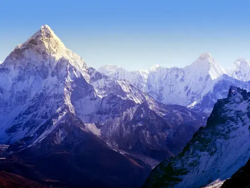 Mount Everest: Nepal czy Chiny? Dwa oblicza i drogi do bazy.