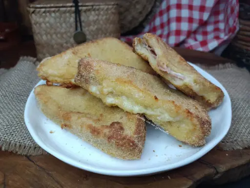 Mozzarella in carrozza dorata e filante, preparata nella friggitrice ad aria.