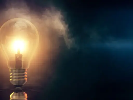 En glödande glödlampa lyser upp mörkret, en symbol för nya idéer och framtiden. Tänk att installera solceller för att fånga solens energi.