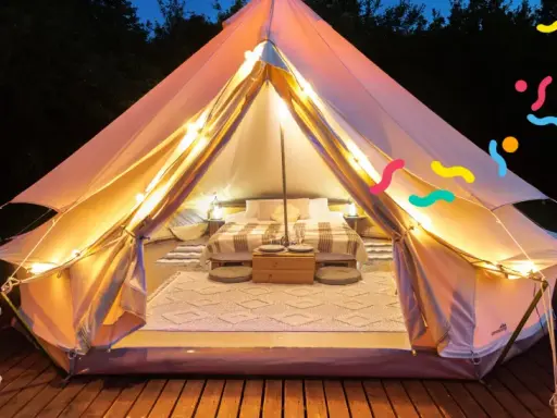 Tenda accogliente illuminata, perfetta per un'esperienza di glamping per famiglie. Letto comodo, tappeti e luci creano un'atmosfera magica.