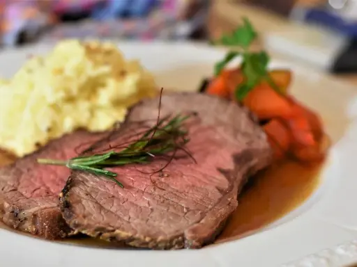 Skivad rostbiff, perfekt medium rare, serverad med krämigt potatismos och glaserade morötter. En härlig måltid!