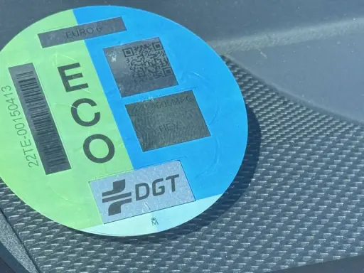 Etiqueta DGT ECO de un vehículo, con indicación EURO 6. Muestra un código QR y la clasificación HEV.