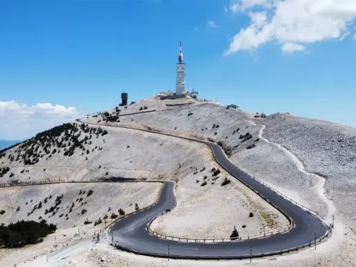 Kurvenreiche Straße zum Gipfel des Mont Ventoux, wo Radfahrer die Herausforderung des Rennradfahrens suchen.