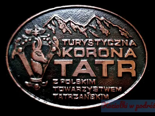 Okrągły medalion z napisem "Turystyczna Korona Tatr" i wizerunkiem kozicy. Symbolizuje zdobywanie szczytów i piękno Tatr.