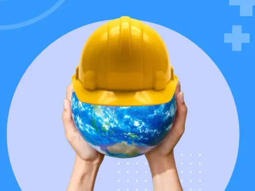 Mains tenant la Terre coiffée d'un casque jaune, symbolisant la sécurité et la réglementation des locaux de travail à l'échelle mondiale.