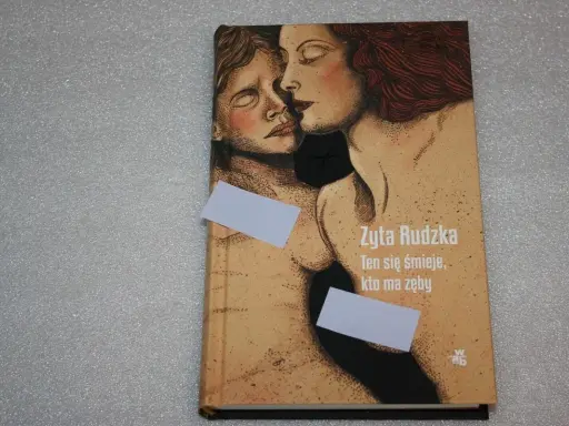 Okładka książki "Ten się śmieje, kto ma zęby" Żyty Rudzkiej. Dwie kobiety w intymnym uścisku, stylizowane na rysunek.