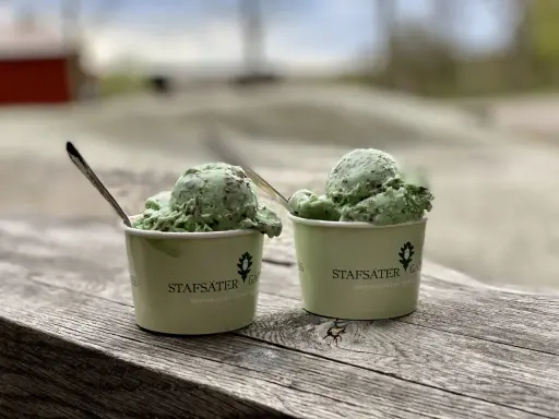 Två muggar med mintchokladglass från Stafsäter Gård, perfekt för en sommardag på Kungsholmen.