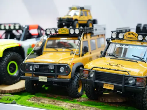 Gelbe Geländewagen-Modelle, bereit für ein Bronzelager-Abenteuer.
