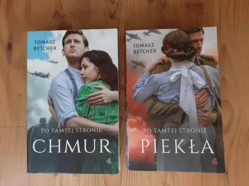 Dwie okładki książek Tomasza Betchera. Na pierwszej, para obejmuje się na tle samolotów i cienia burzowych chmur. Na drugiej, ta sama para, w objęciach, na tle płonącego nieba.
