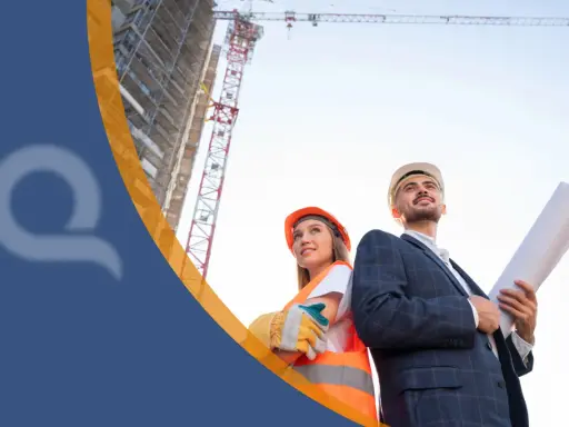 Ingegneri con caschi guardano un cantiere in costruzione. Uno tiene un progetto, l'altro indossa un giubbotto ad alta visibilità. Soa cos'è: un futuro che prende forma.