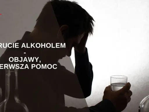 Mężczyzna z bólem głowy, otoczony butelkami, doświadcza zatrucia alkoholowego po małej ilości alkoholu. Tekst informuje o objawach i pierwszej pomocy.