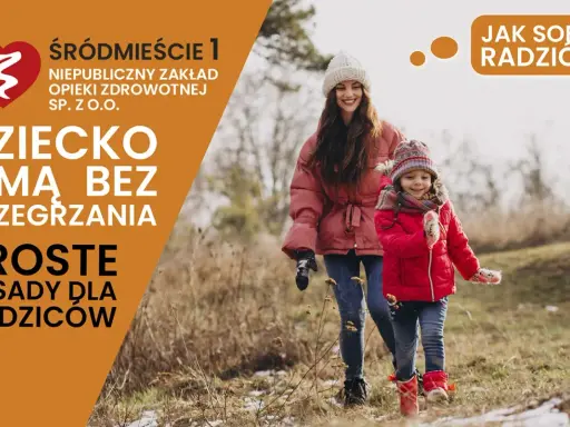 Kobieta i dziecko w zimowych ubraniach, jak uniknąć przegrzania dziecka zimą. Proste zasady dla rodziców.