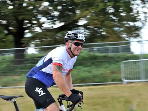 Lächelnder Radfahrer mit Startnummer 1740, trägt Sky-Kleidung. Die RTF-Bedeutung liegt im sportlichen Wettkampf.