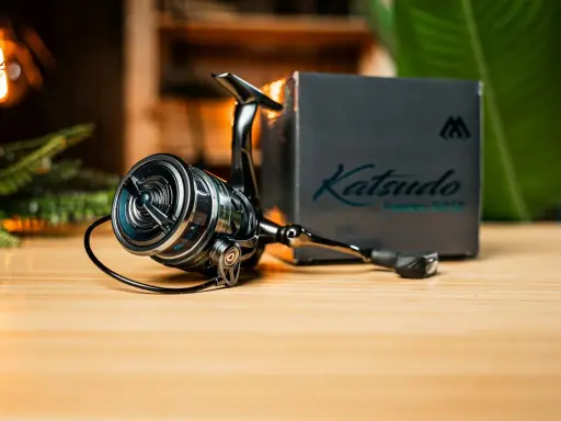 Kołowrotek Katsudo Force 3 forma, gotowy do akcji. Elegancki design i solidna konstrukcja.
