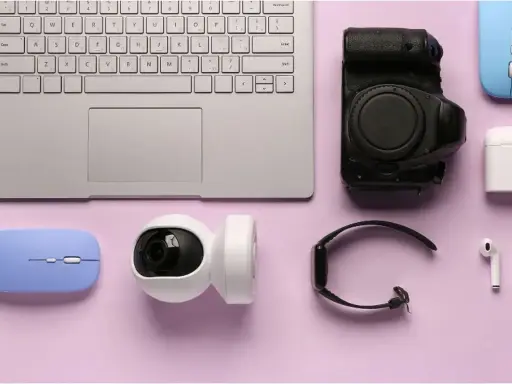 Laptop, aparat, kamerka, myszki, słuchawki i smartwatch – to wszystko, co spakować na wakacje, by uwiecznić wspomnienia i pozostać w kontakcie.