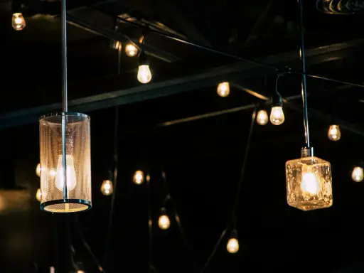 Wiszące lampy tworzą ciepłą atmosferę. Ich **lumeny** i **kelwiny** tworzą przytulne światło.
