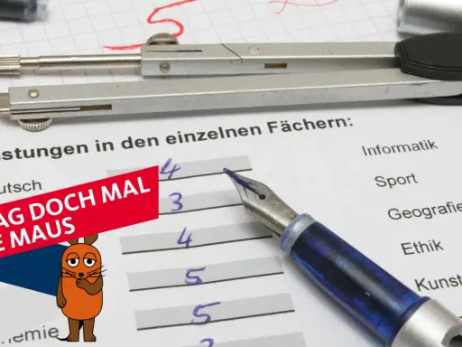 Zeugnis mit Noten in Worten. Ein Zirkel und ein Füller liegen auf dem Blatt. Die Maus fragt: "Frag doch mal die Maus".